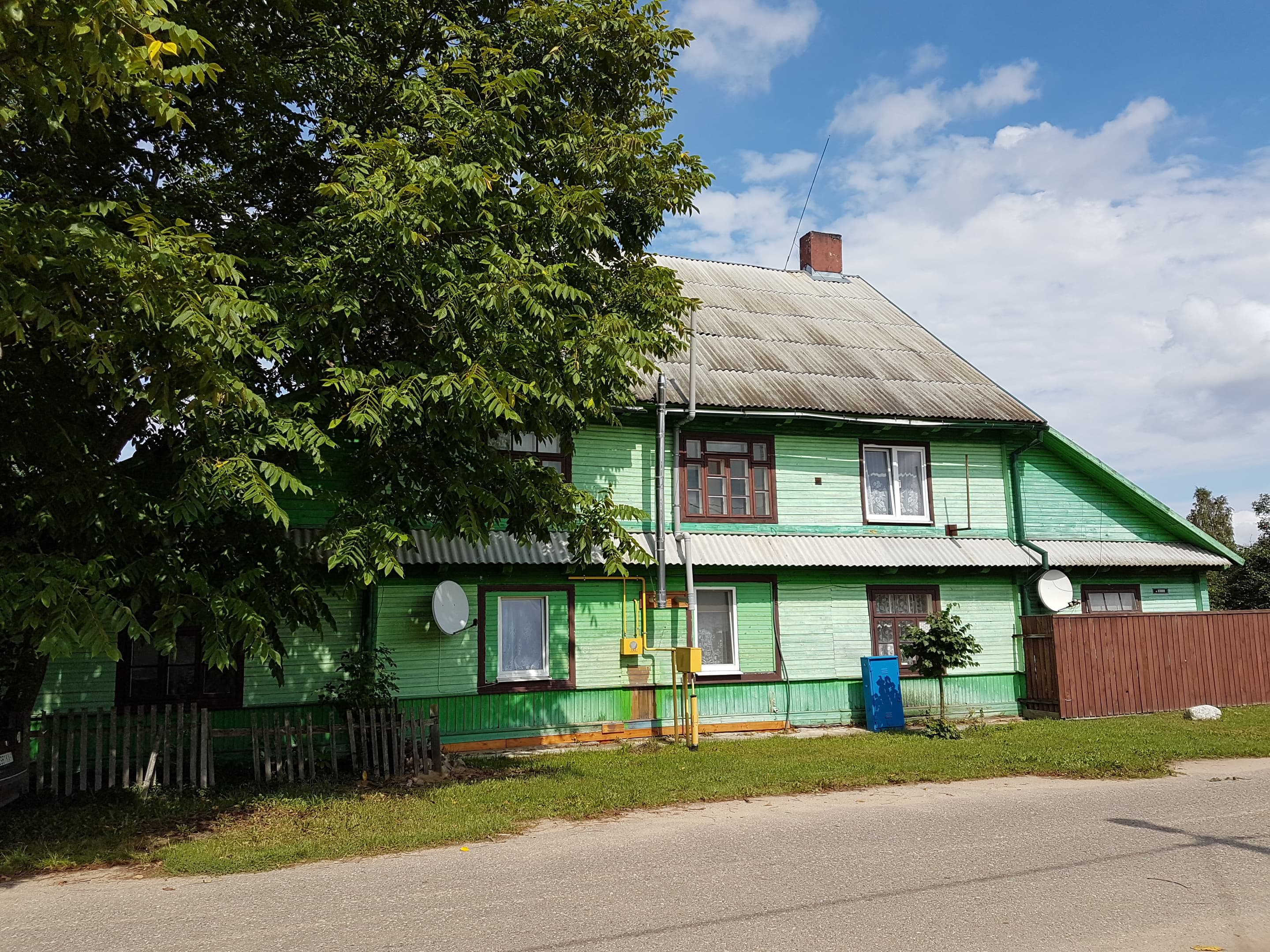 Старый деревянный дом в белорусской деревне — типичный объект под снос или реконструкцию